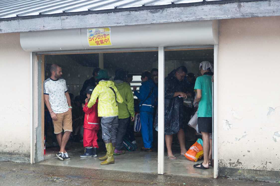 雨宿りする人も多い。