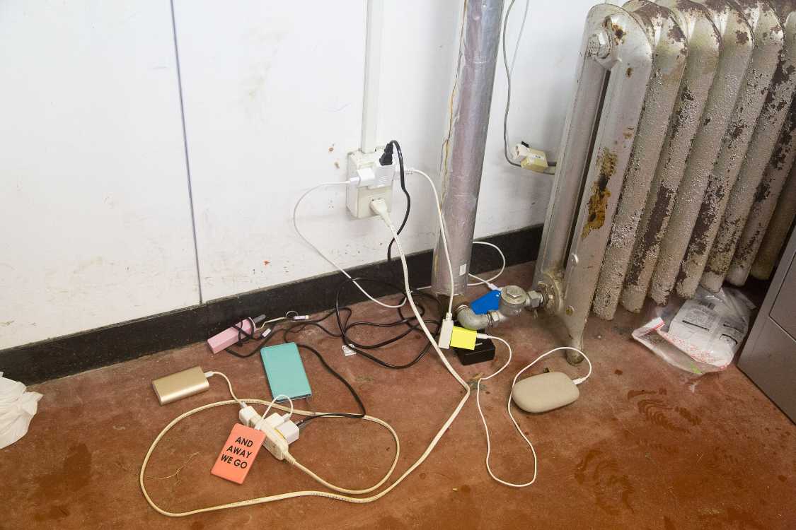 盗電とみられる充電。