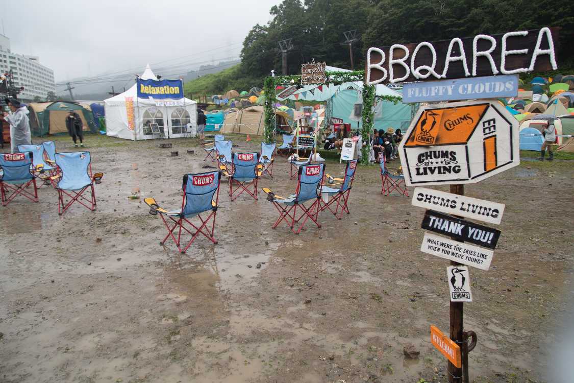 キャンプサイト前、バーベキューエリア。