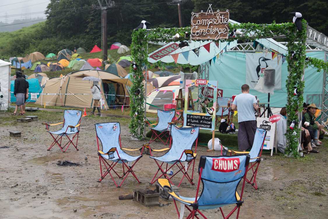 雨ざらしのチャムスのいす。キャンプサイトコンシェルジュで何かが行われているところを確認できませんでした。