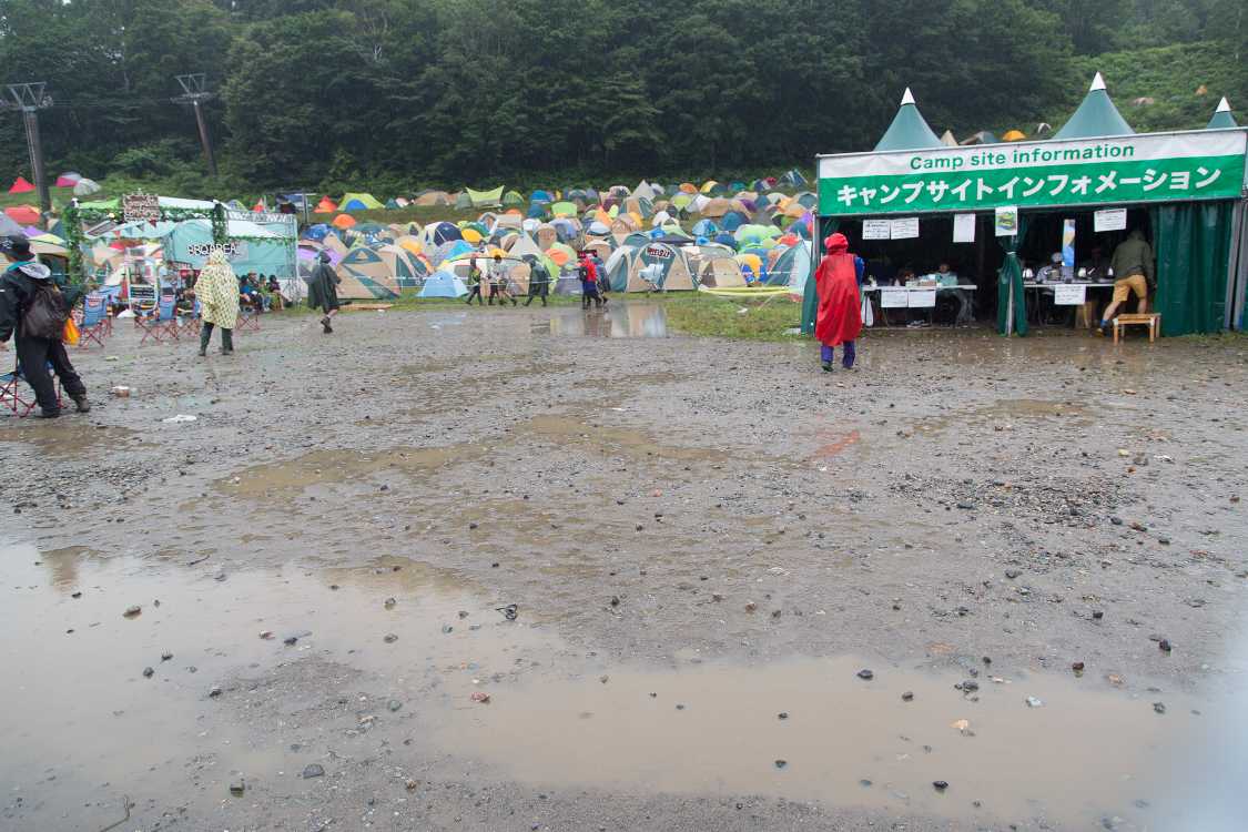 キャンプサイト前。