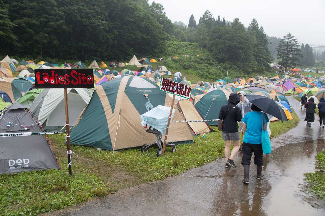 レディースサイト前。