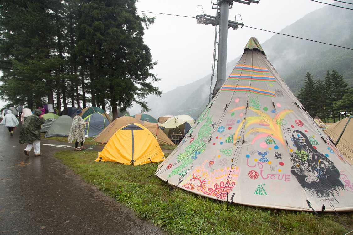 以前はほとんどがドーム型テントでしたが最近はポール型も立てられています。