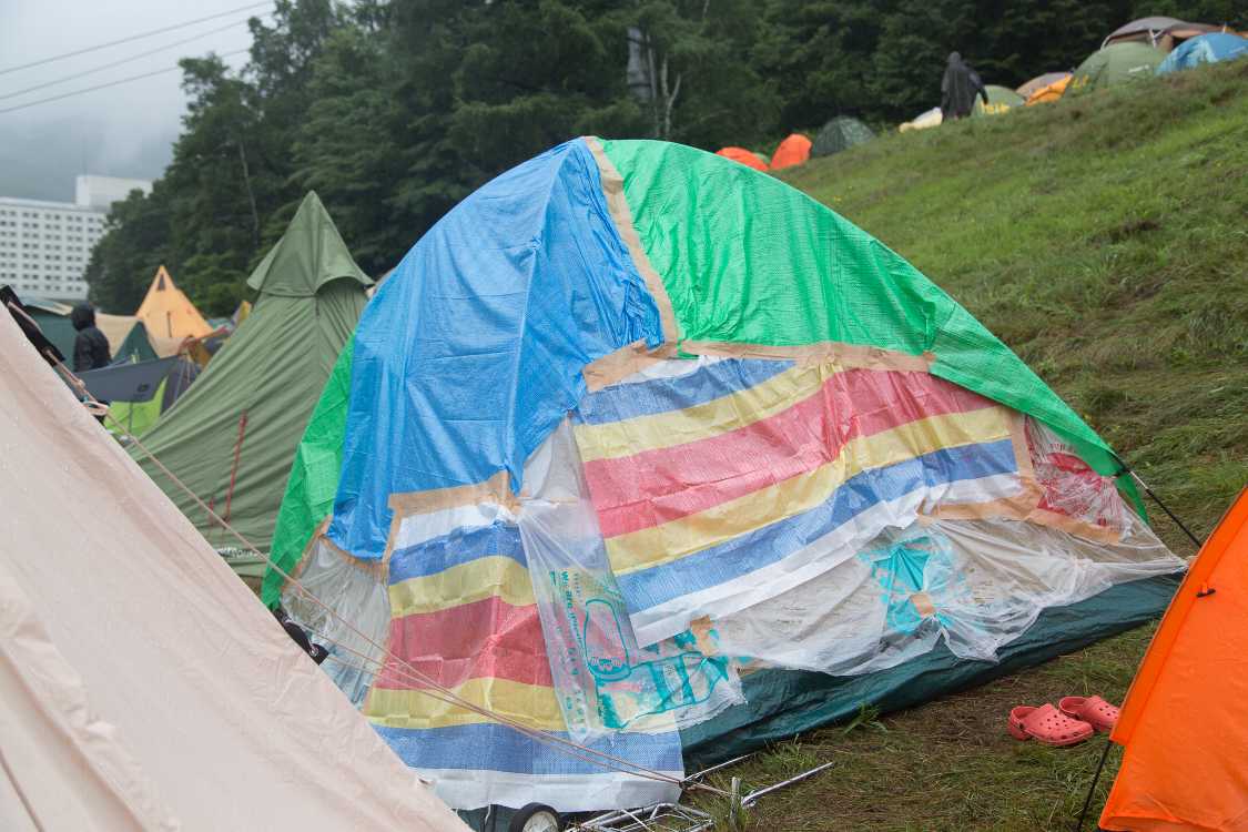 レジャーシートで代用したフライシート。なしで済ますよりはるかに賢明です。