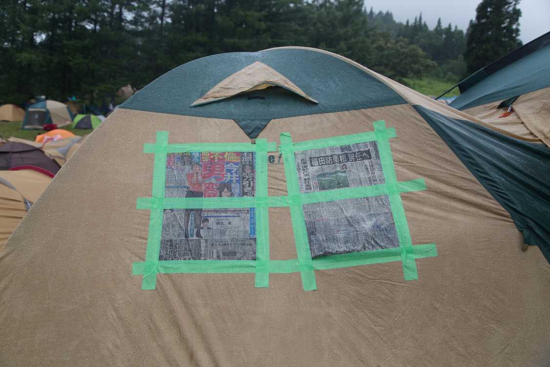 東スポ紙面と信濃毎日の紙面。長野から来た人か。