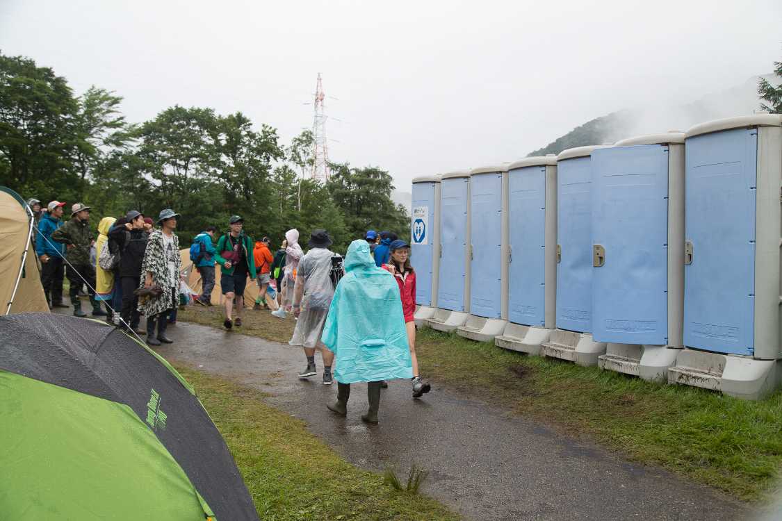 レッドゲート付近の仮設トイレ。優先トイレもありました。