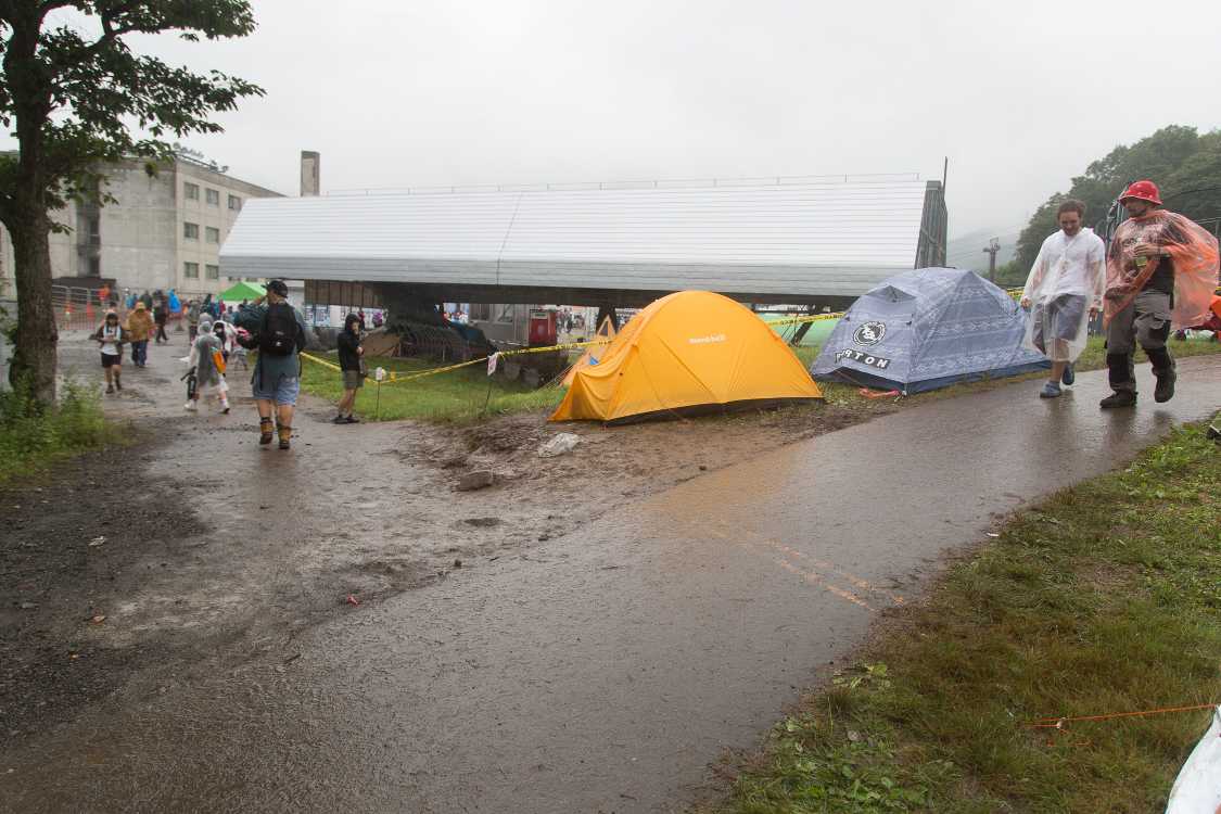 キャンプサイト前。