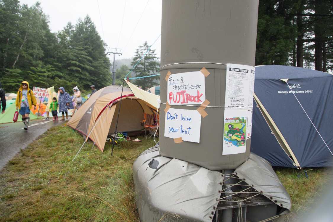 テントを捨てるなという張り紙。