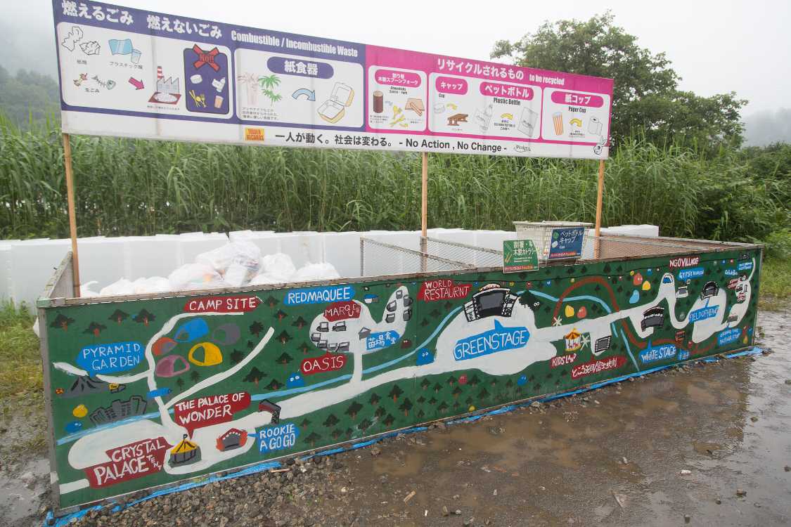 入場ゲート近くのごみ分別所。会場の地図があります。オレンジカフェ、ワールドレストランがあるので昨年以前の制作か。