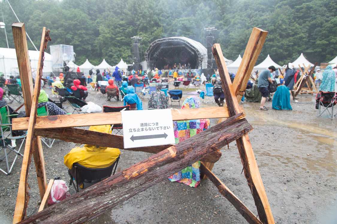 通路とステージ前を分け隔てる柵。今回から登場しました。