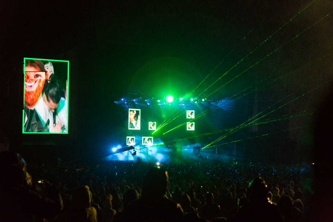 モニターで観客をリアルタイムで映し、顔の一部をエイフェックス・ツインのアルバムジャケットにしています。10年前なら難しい映像処理ですが、機材とソフトの進歩は著しい。