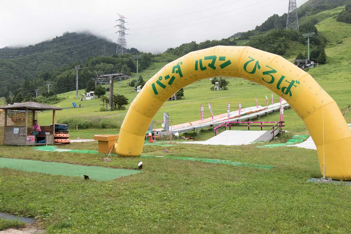 この一体をパンダルマンひろばと呼ぶようです。フジロックの会場はもともとゴルフコースでしたが、廃止して夏の集客施設を新たに創設したようです。