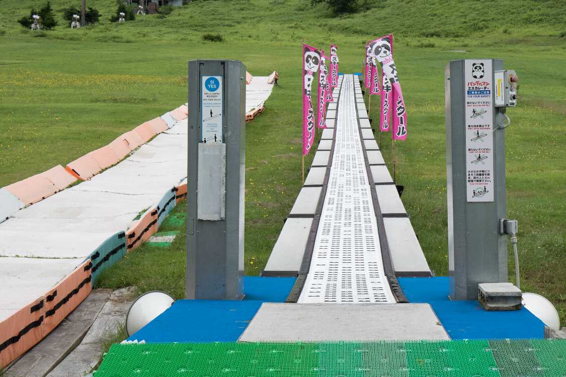 歩いて登ってもよさそうですが右側にエスカレーターがありました。