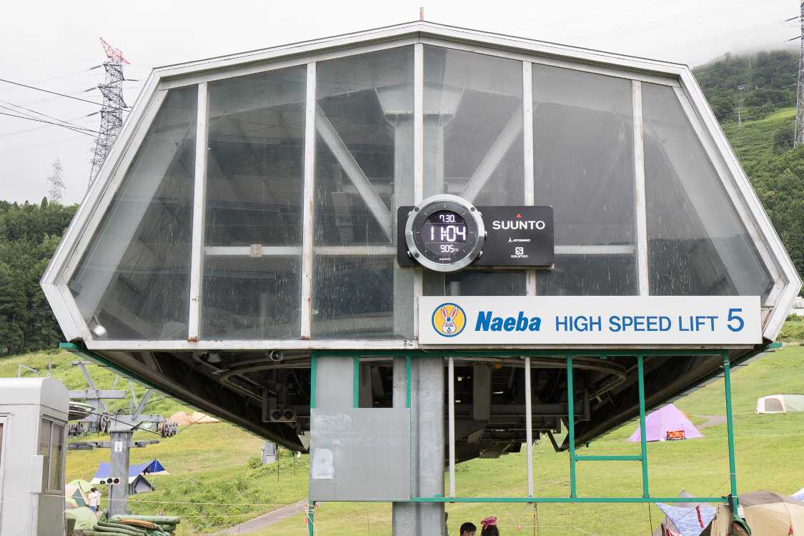 ゴンドラ乗り場。時計付き。