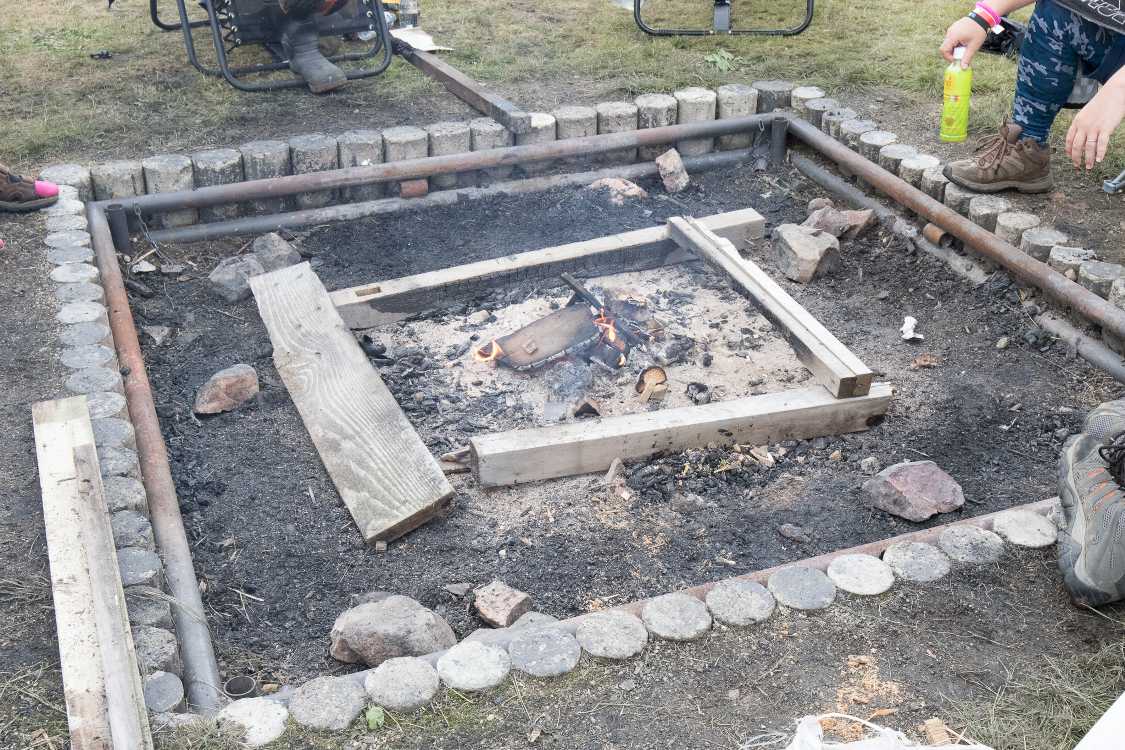 たき火。枠ができていました。