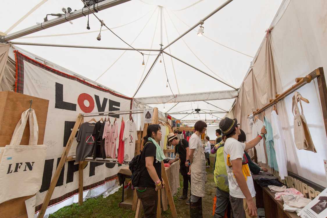 衣料雑貨を販売。