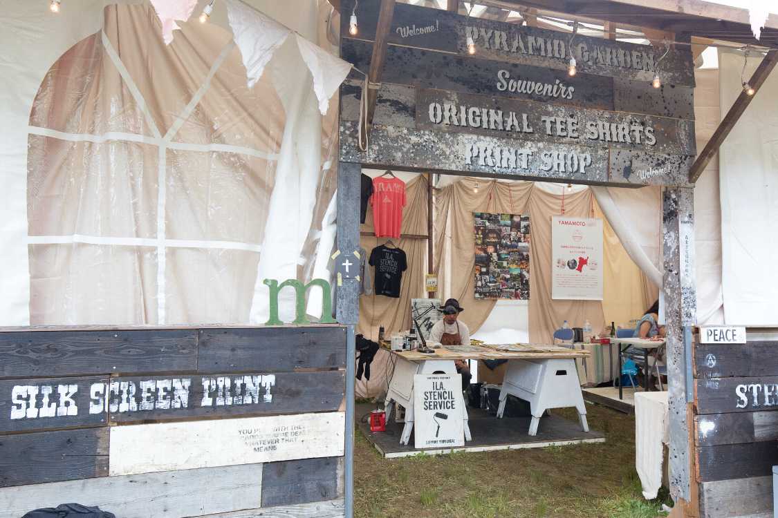 ピラミッドガーデンのTシャツ店。