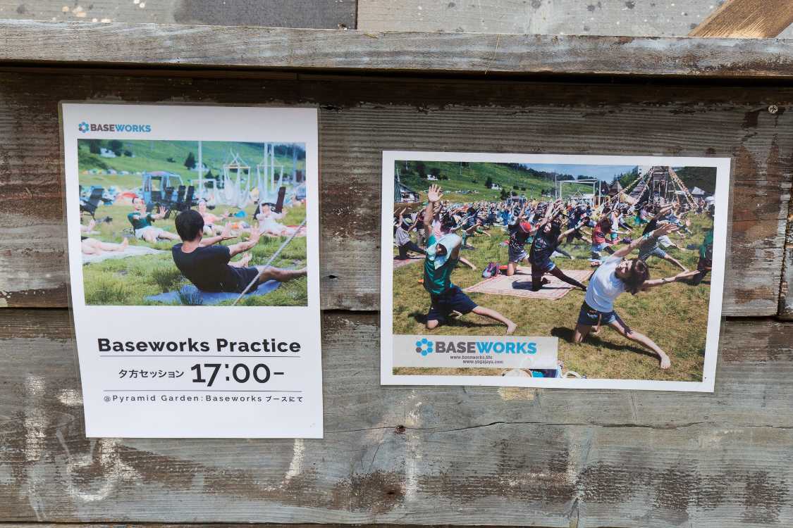 ヨガの案内。右の写真では参加者がかなり多い。