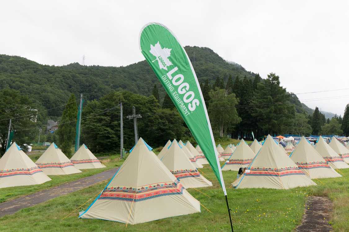 ポール型テント。2人なら十分の広さ。