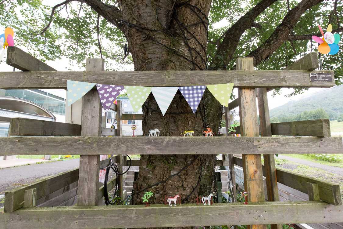 木の柵に小さな動物を配置。