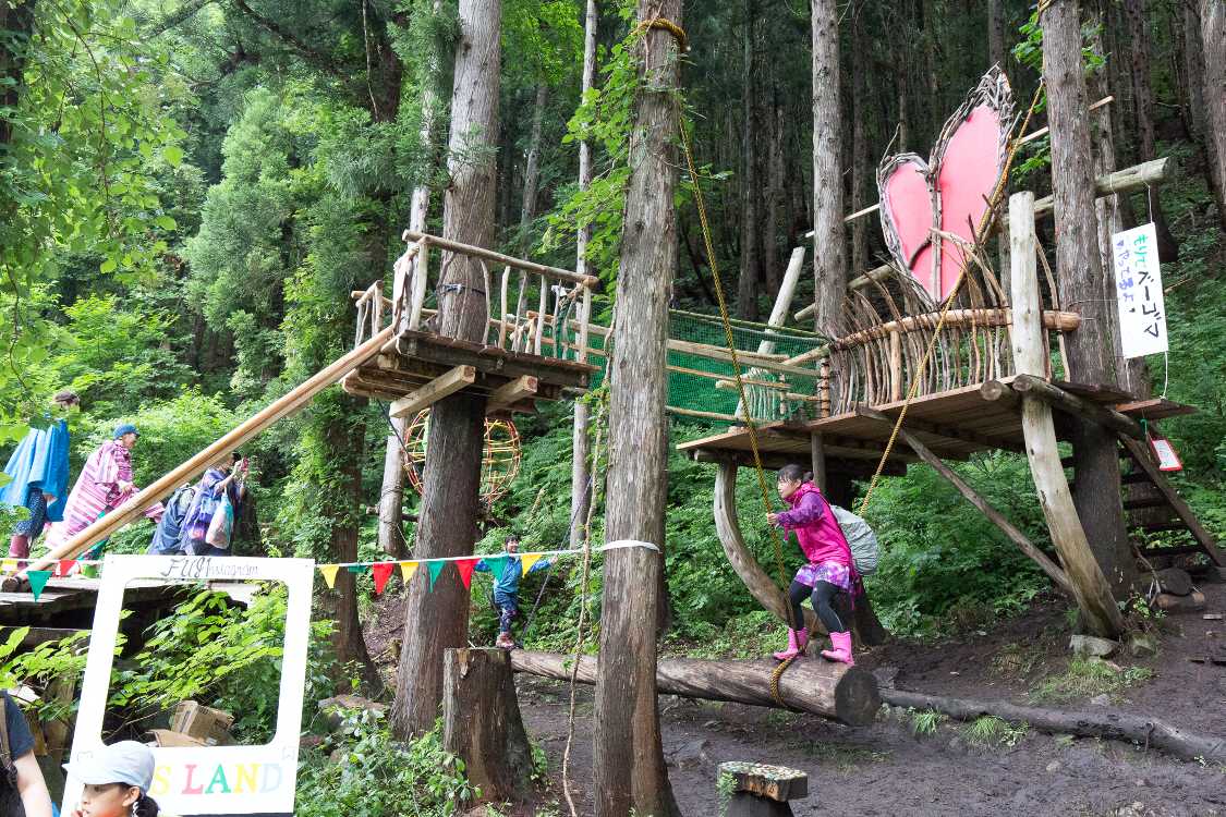 自然の木をそのまま利用した遊具。