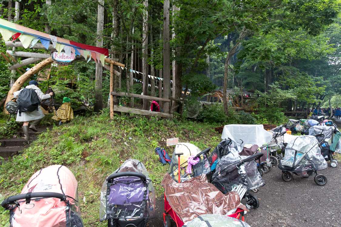 キッズの森の前は自然発生的にカート置き場になっています。