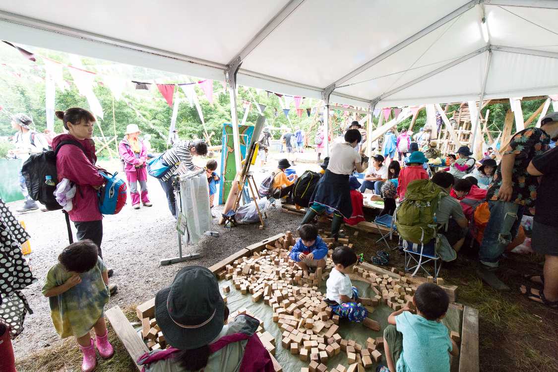 手前は積み木。