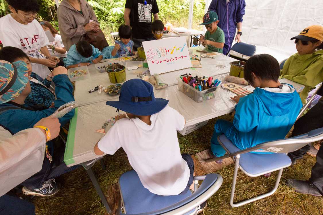 テント内で楽器作りの教室。