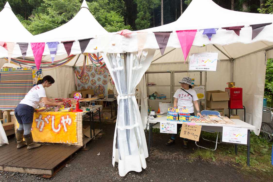 キッズランドのテント。駄菓子屋。