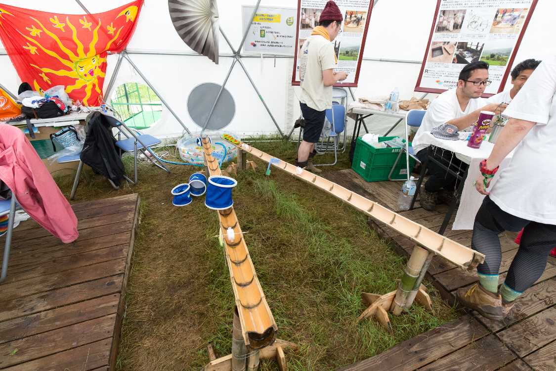 水車が流れる水を登っていくという実演。NGOビレッジに出展する団体は掲示や案内に難があることが多く、趣旨をひと目で理解してもらいにくい。