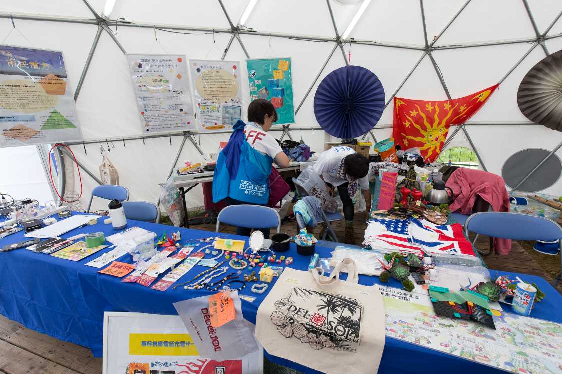 入り口すぐのテーブル。いろいろ置いています。