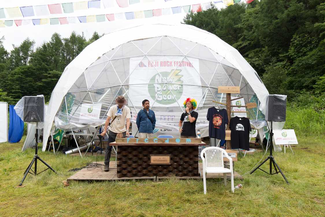 NGOドーム前での定期的なトーク。