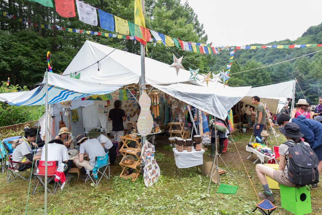 アバロンフィールドの物販店。楽器作りもできる楽器店。