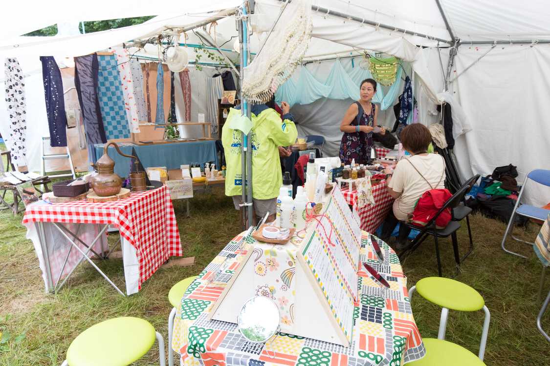 テーブルといす、鏡もありました。