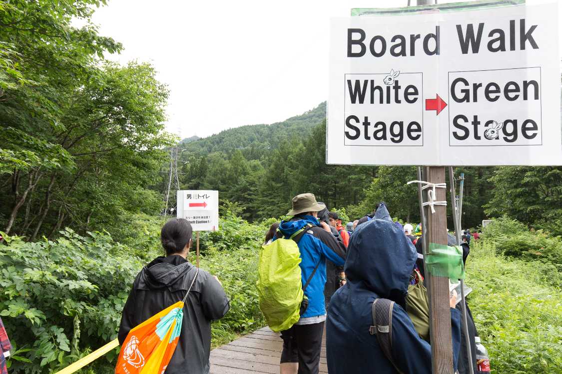 ホワイトステージ後方からボードウォークを使ってグリーンステージへ。