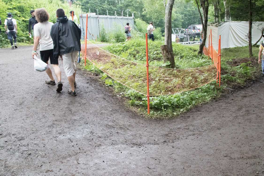 左はレッドゲート、ドラゴンドラ方面、右はスタッフ詰め所方面。