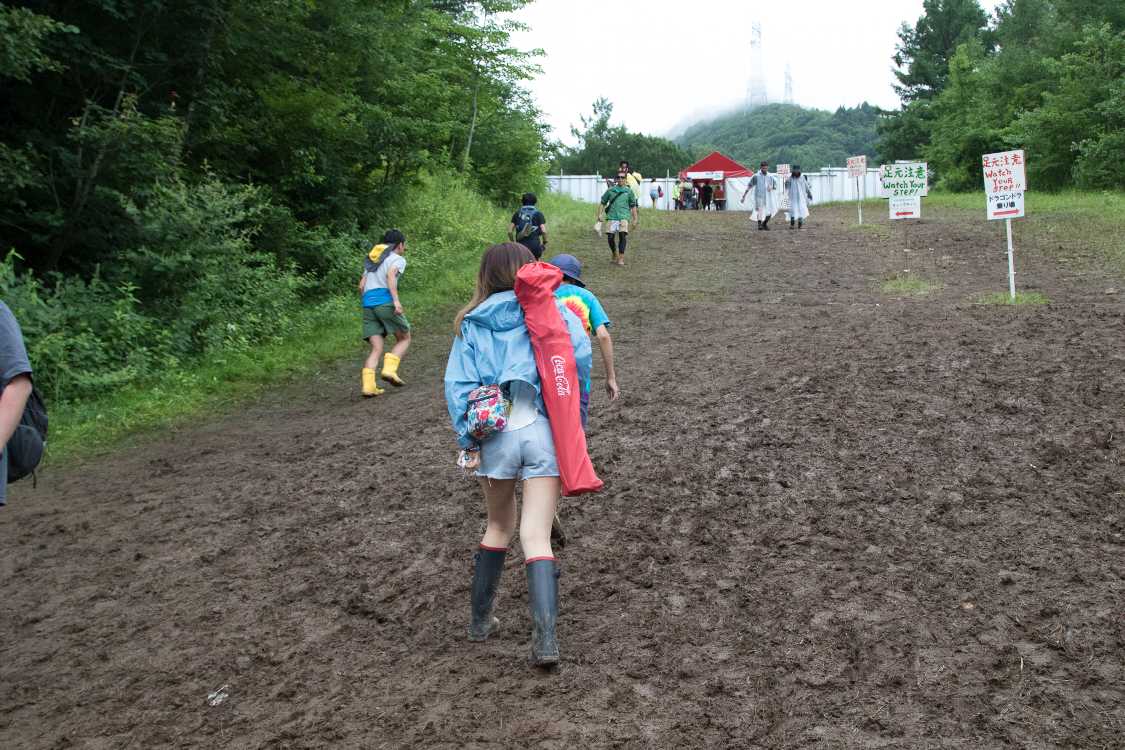 路面は滑りやすい。