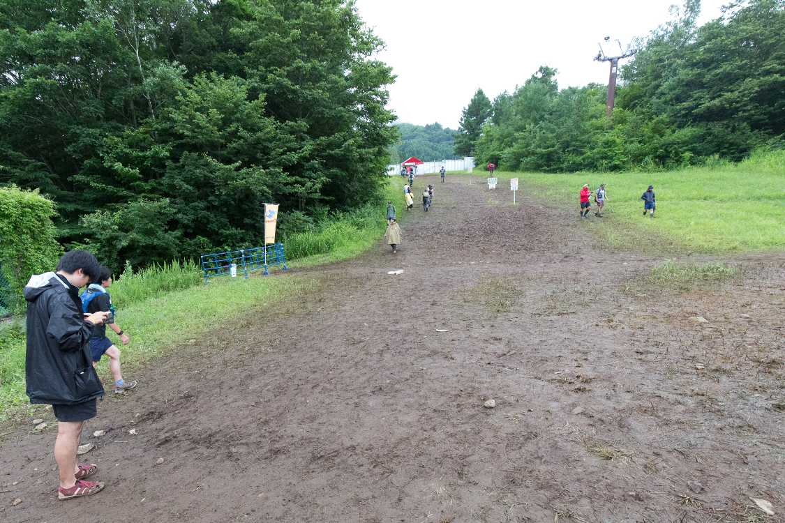 レッドゲート方面へ。かなり長距離の登り坂です。