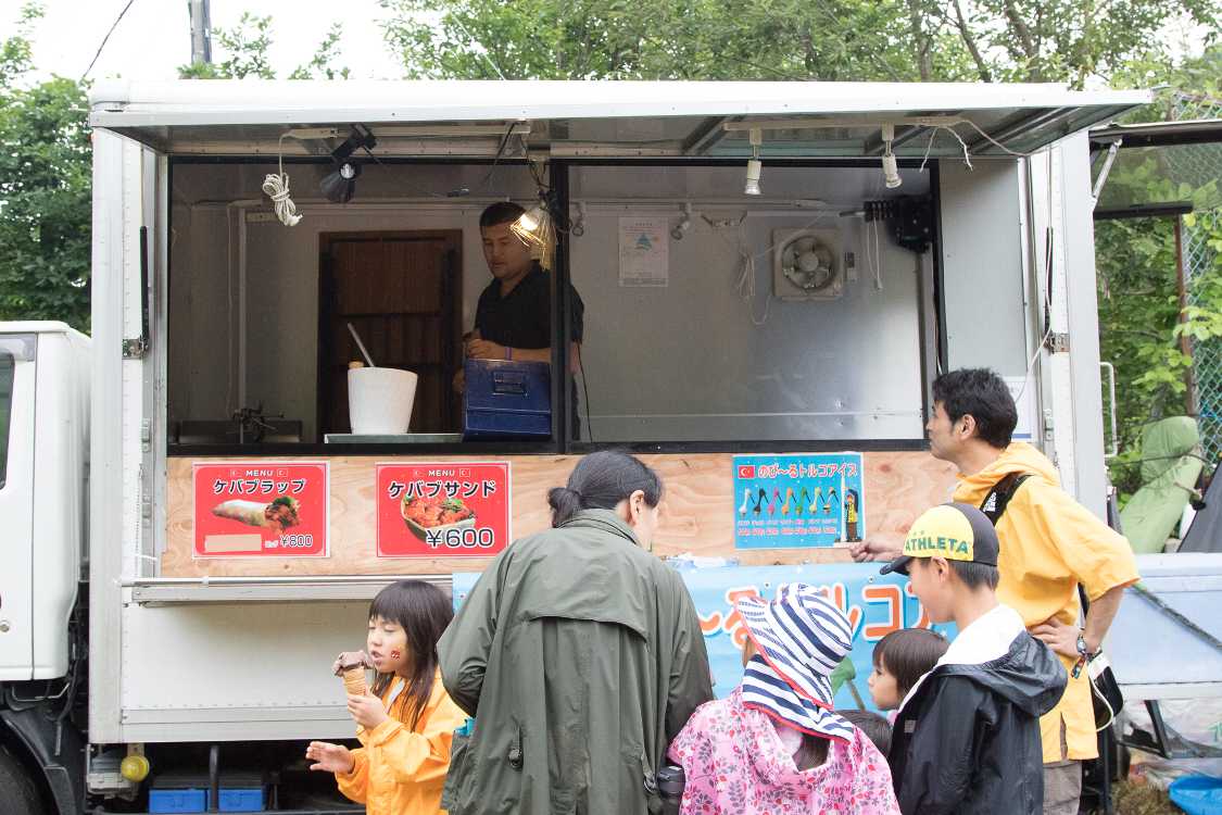 坂道の途中のケバブ店。