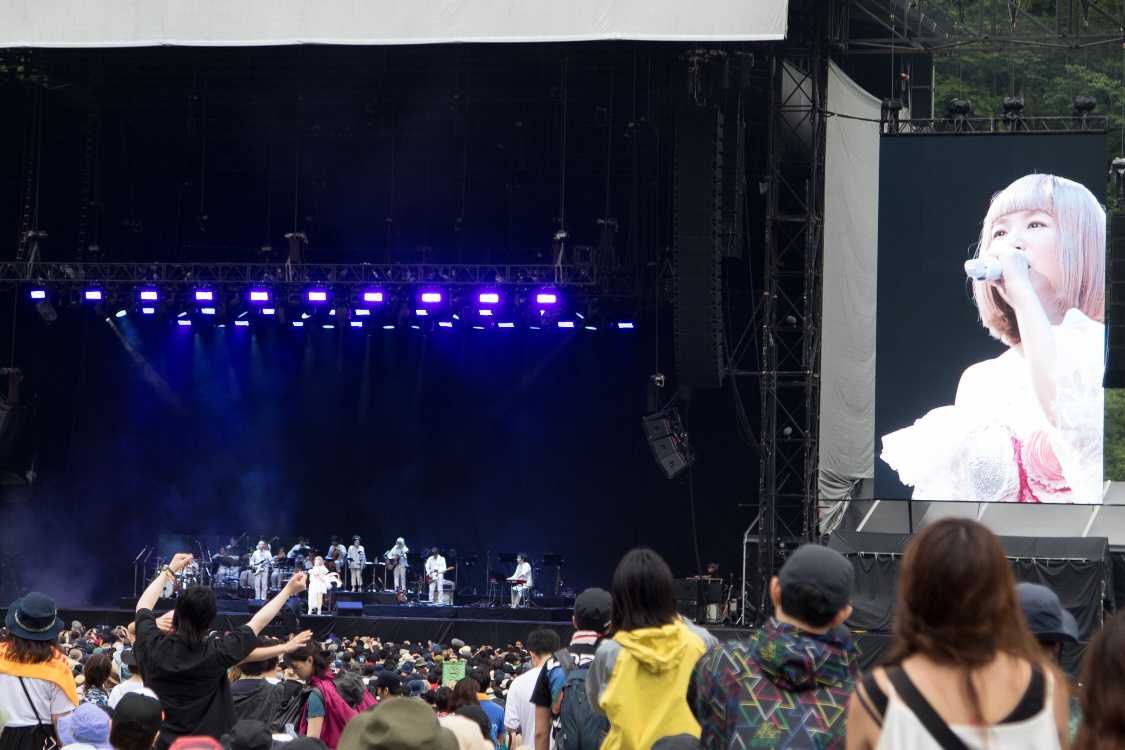 YUKI。ジュディ・アンド・マリー時代から、大人のような成熟した歌い方を否定することに価値と求心力を見出されてきました。今は、否定し続けることに意味を見出されています。