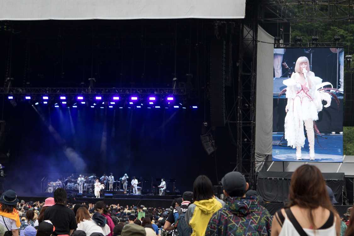 バックバンドも白の衣装で統一。人数も多い。