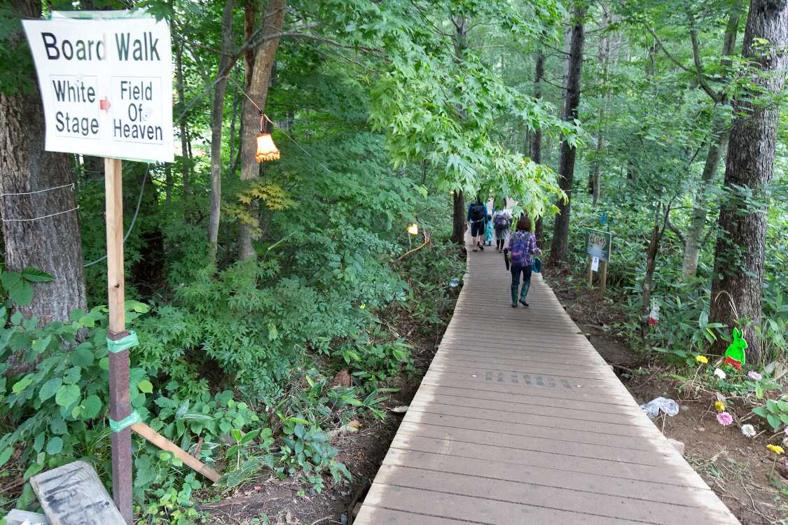 フィールド・オブ・ヘブン、オレンジカフェ行きのボードウォーク。