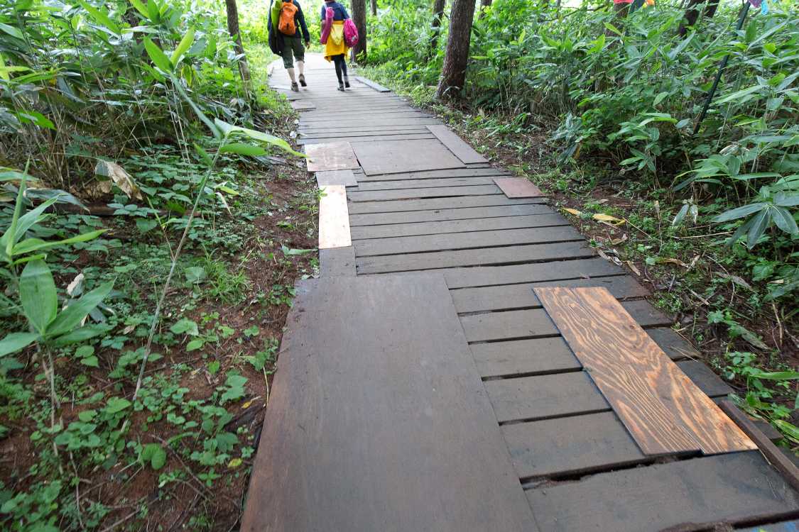 冬は雪が積もるため板が腐食。至るところに修復があります。