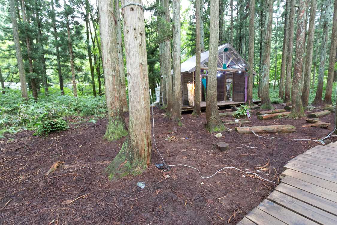 木道亭前。草が刈られています。