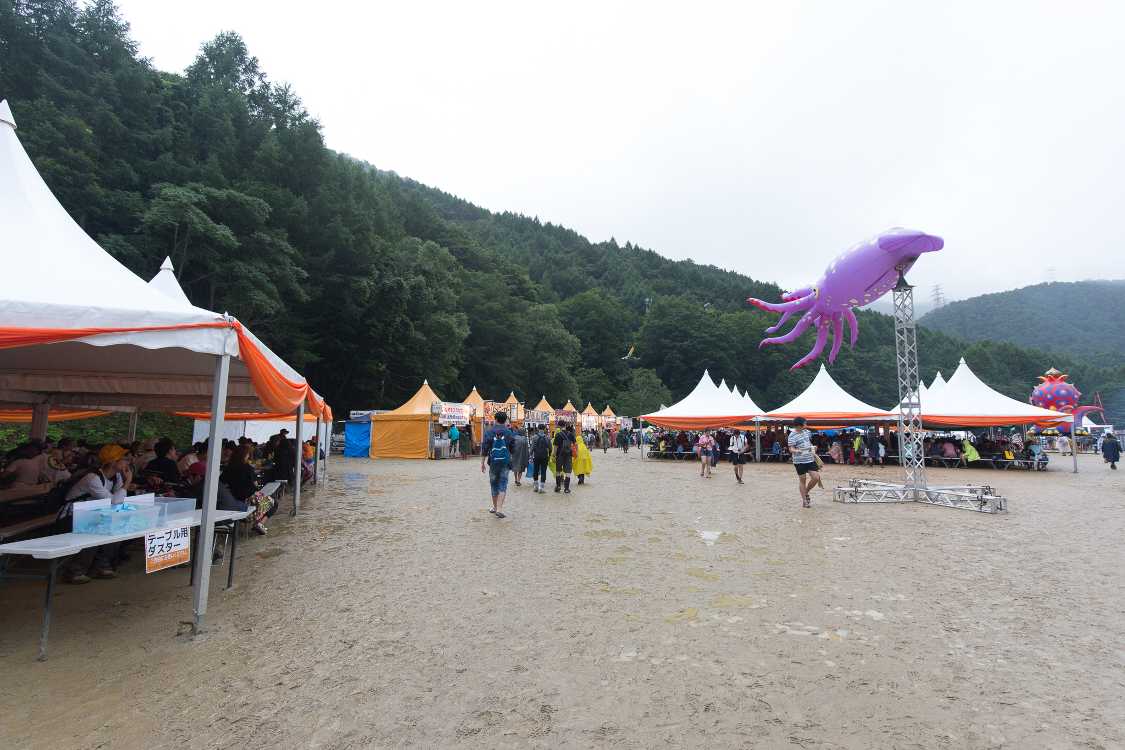 オレンジカフェのテーブル席は多い。