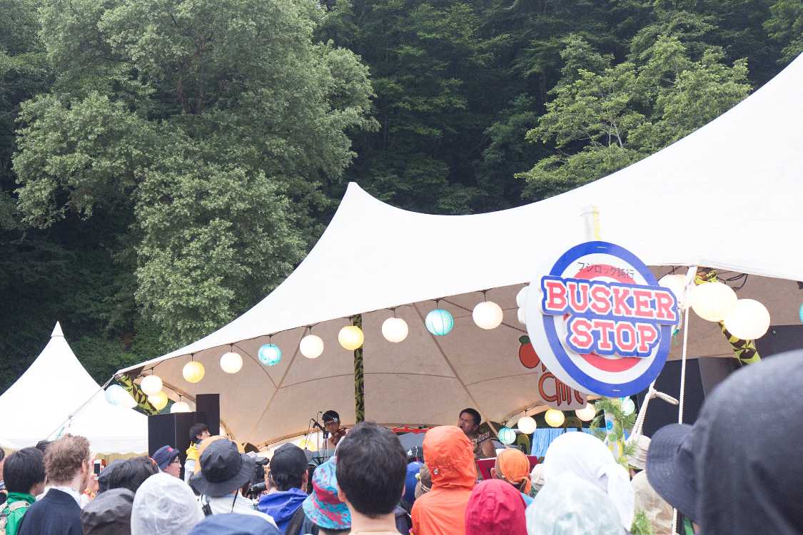 バスカーストップ。ステージですが出演者は不定。