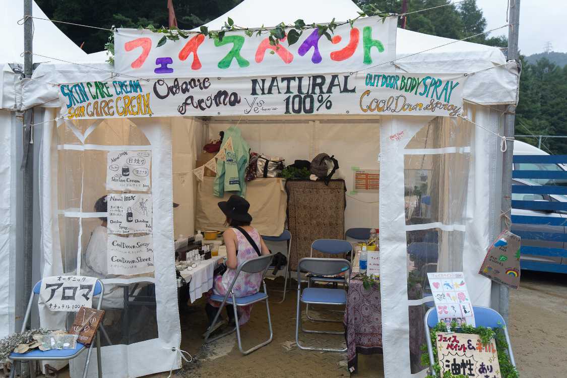 フェイスペイントのテント。場所が苦しい。