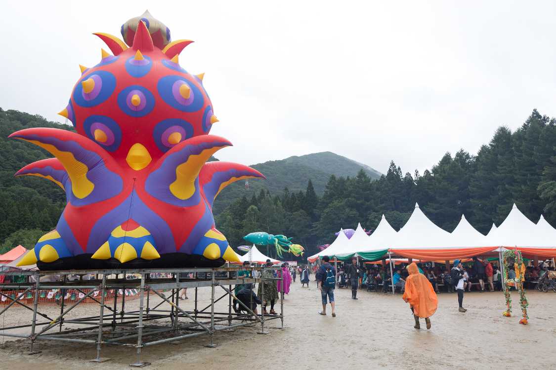 目立つオブジェですが、オレンジコートがあったころの、じっくり見ようというオブジェではありません。