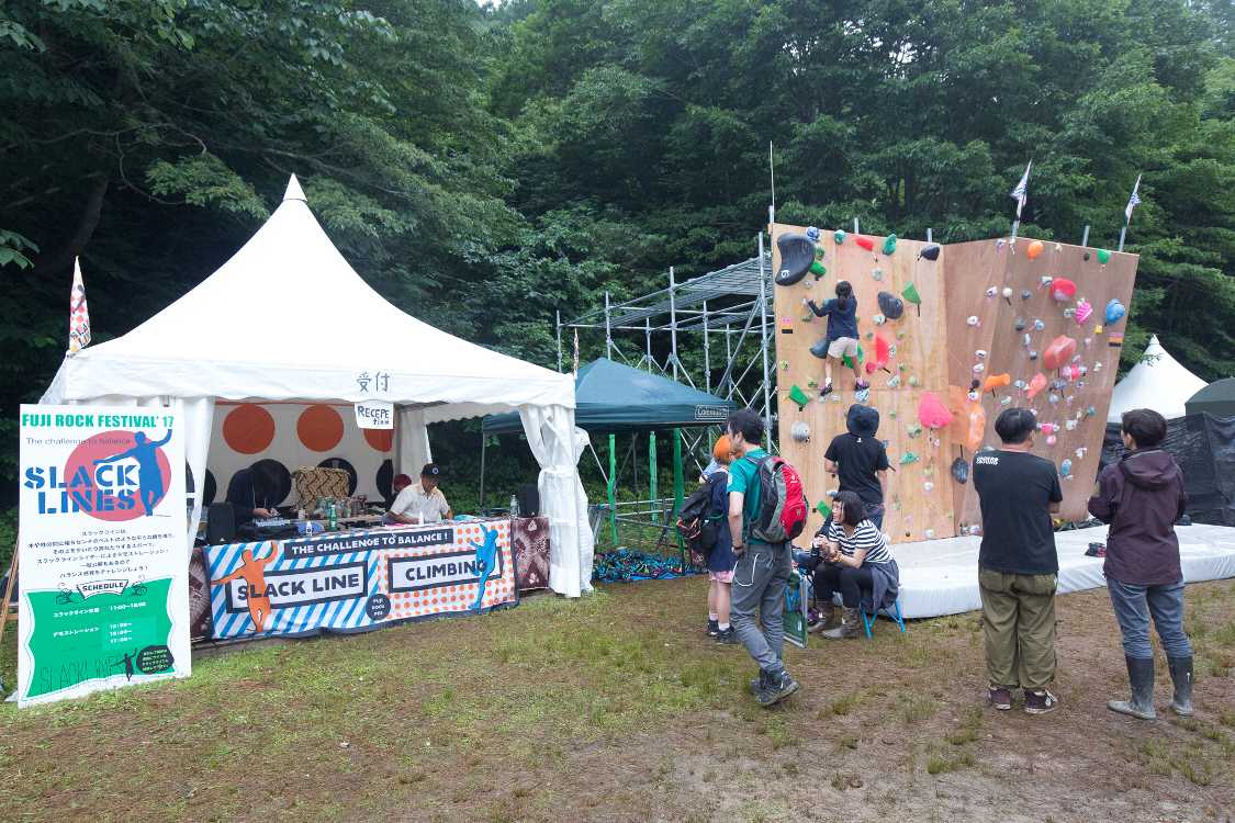 数年前からあるスラックラインのテント。