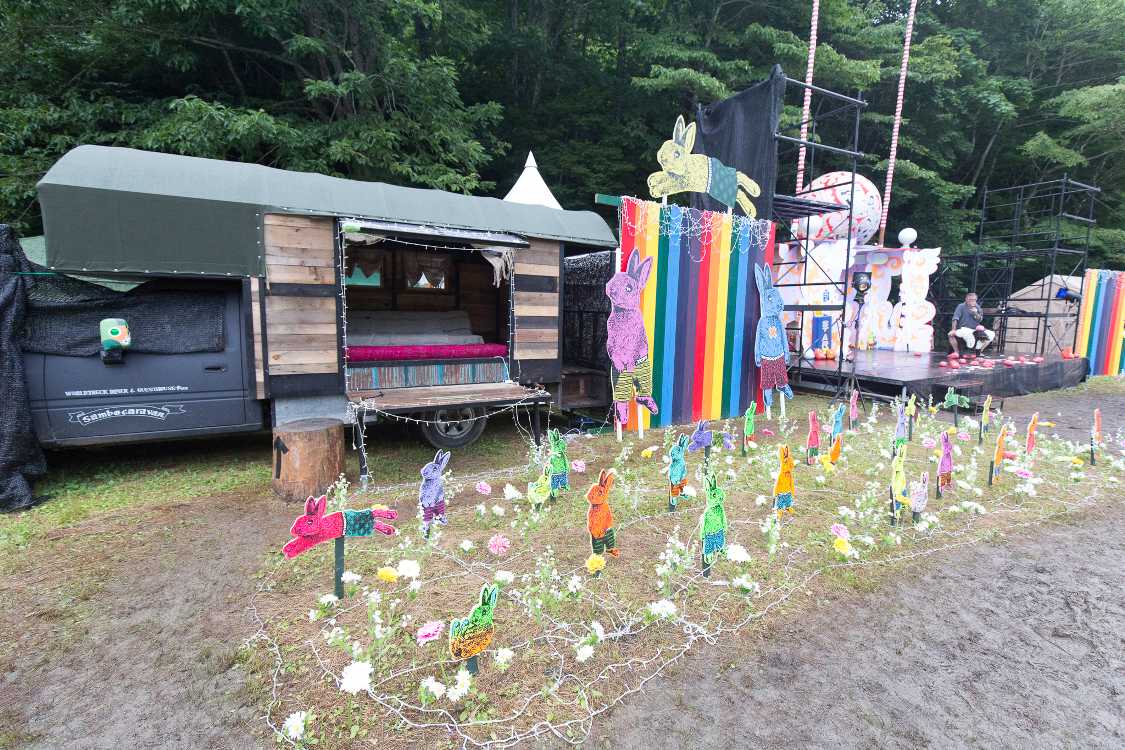 ボードウォークと同様、花は地面に刺しているとみられます。